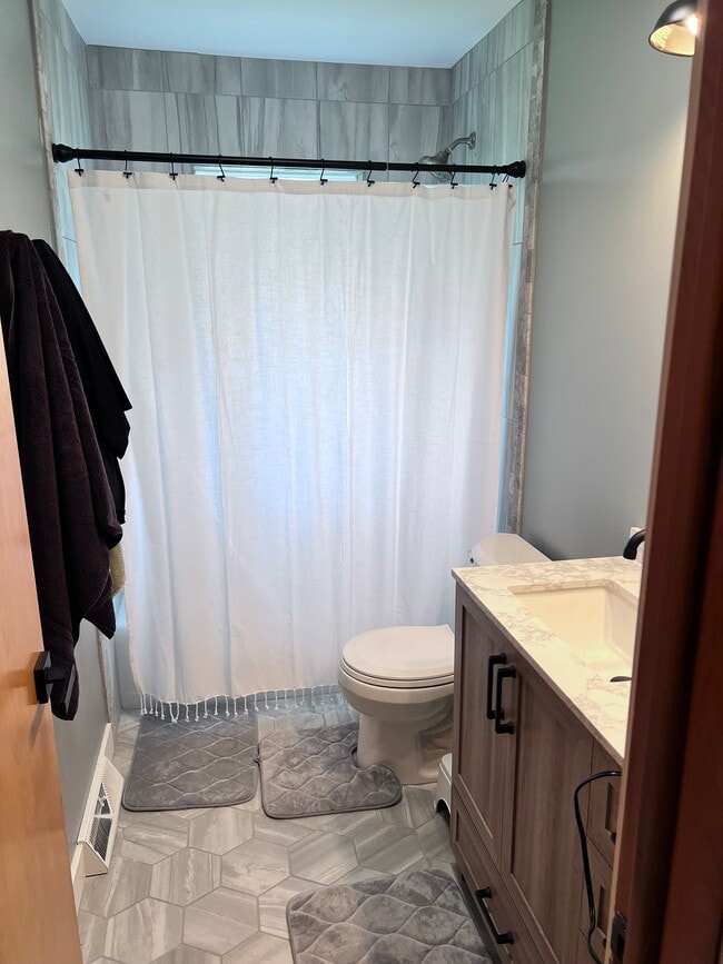 1694 Earl Dr in Dubuque, IA - Building Photo - Building Photo