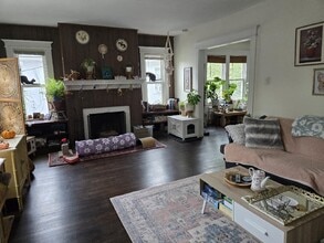 27 Walkley Rd in West Hartford, CT - Foto de edificio - Building Photo