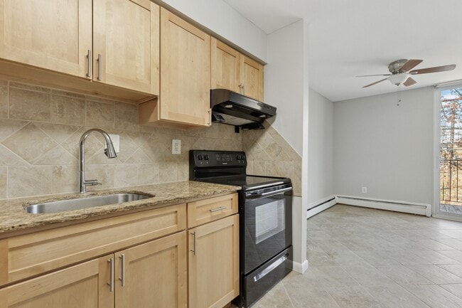 450 Green Apartments in Norristown, PA - Foto de edificio - Building Photo