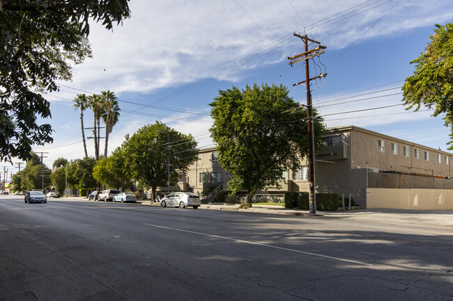 18347 Saticoy St in Reseda, CA - Building Photo - Building Photo