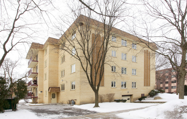 Pinecrest Condominiums in Arlington Heights, IL - Building Photo - Building Photo