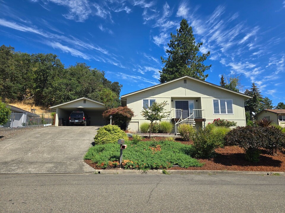 2070 NW Witherspoon Ave in Roseburg, OR - Building Photo