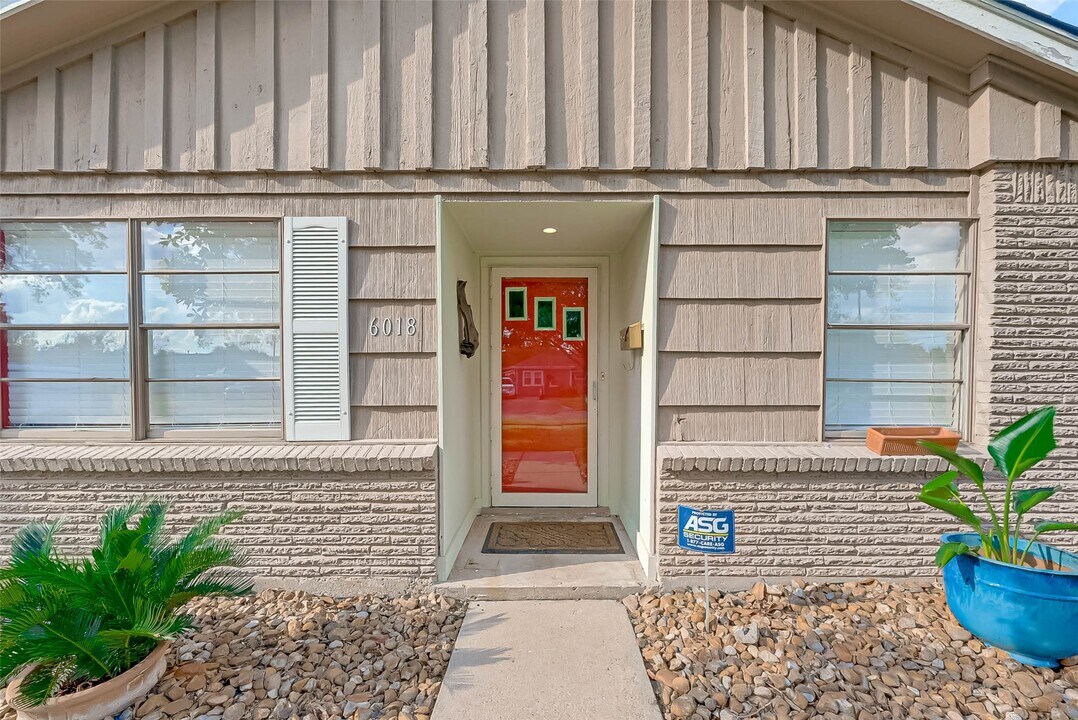 6018 Berendo St in Houston, TX - Building Photo