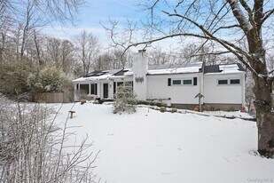 59 Hoags Cross Rd in Ossining, NY - Building Photo