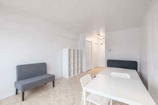 500 Des Pins Av O in Montréal, QC - Building Photo