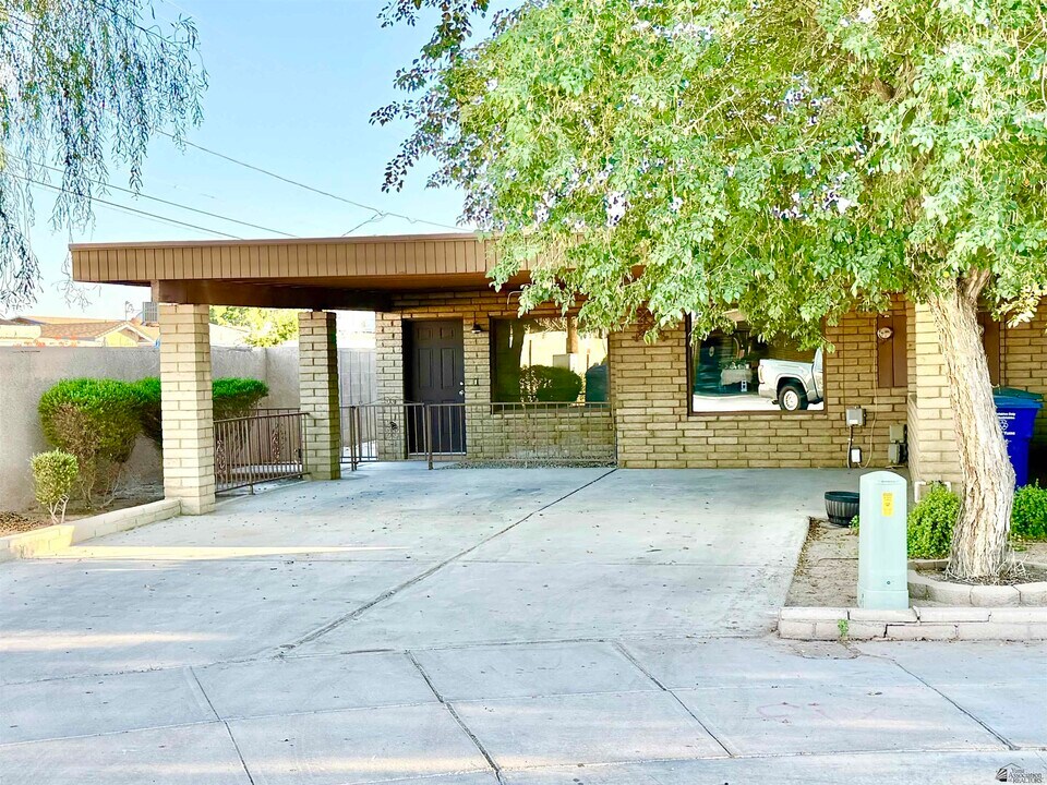 101 W 27th Pl in Yuma, AZ - Building Photo