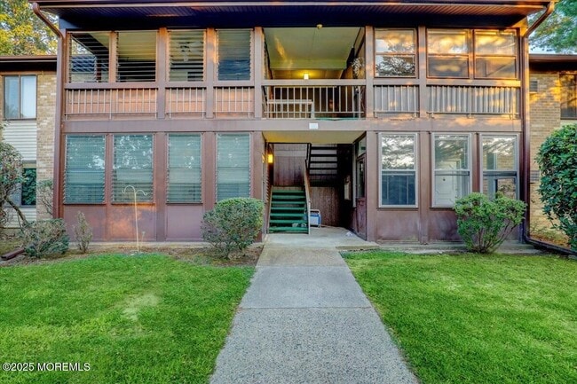 115 Amberly Dr in Englishtown, NJ - Building Photo - Building Photo