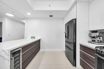 3330 NE 190th St in Aventura, FL - Building Photo - Building Photo