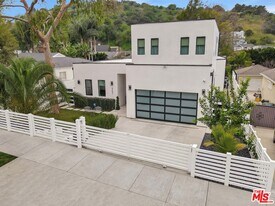 4203 Saugus Ave in Los Angeles, CA - Building Photo