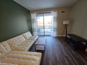 5570 Centre Ave in Pittsburgh, PA - Building Photo - Building Photo