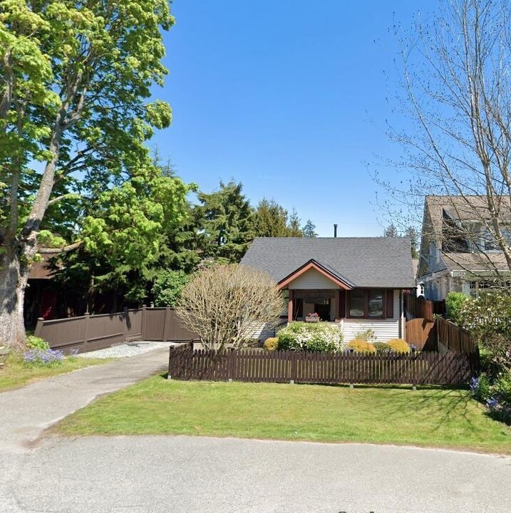 2799 McBride Av. in Surrey, BC - Building Photo