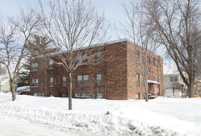 2324 Glenwood Ave N in Minneapolis, MN - Foto de edificio - Building Photo