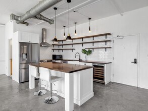444 NE 30th St, Unit 402 in Miami, FL - Building Photo - Building Photo