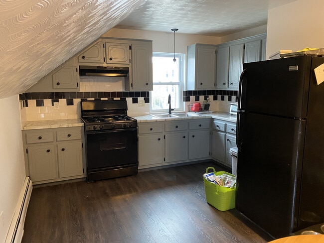 198 Tecumseh St, Unit 3rd floor