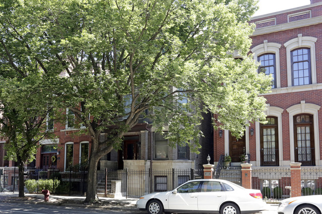 4 Unit Apartment Building in Chicago, IL - Building Photo - Building Photo