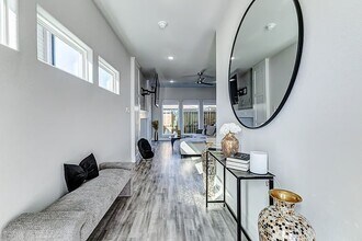 4677 Bellfort Ave in Houston, TX - Foto de edificio - Building Photo