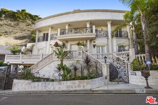 2258 Gloaming Way in Beverly Hills, CA - Building Photo