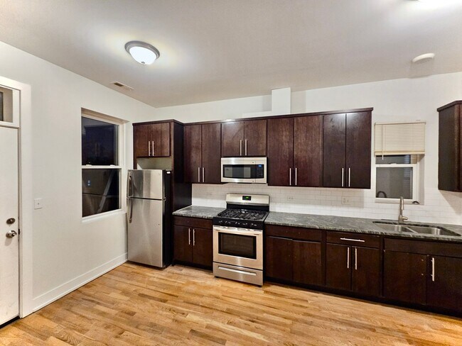 3939 W Polk St-Unit -Unit 2 in Chicago, IL - Building Photo - Building Photo