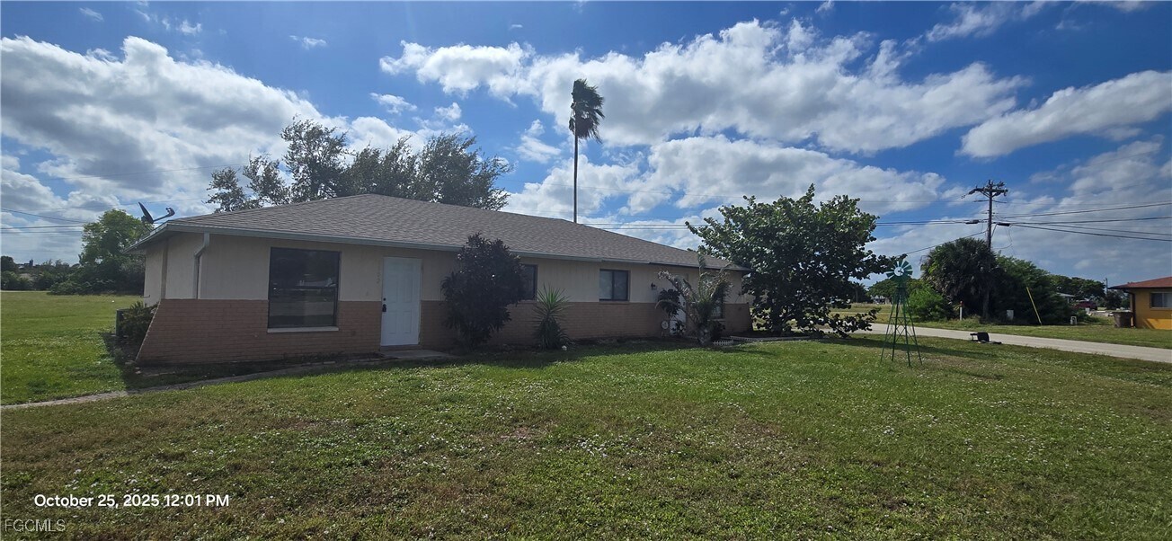 1302 NE 9th St in Cape Coral, FL - Foto de edificio