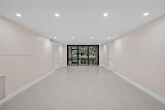 250 E Royal Palm Rd in Boca Raton, FL - Building Photo - Building Photo