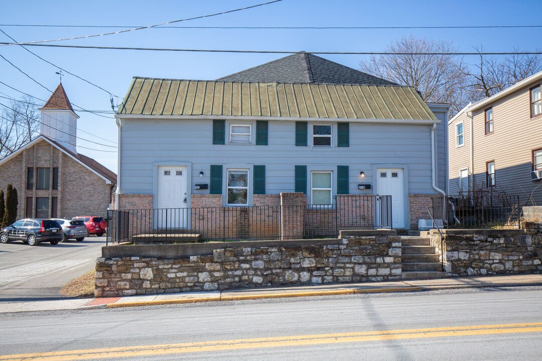 220 S West St in Charles Town, WV - Building Photo