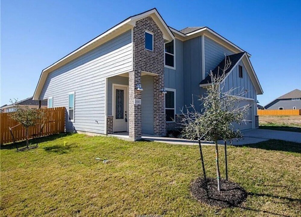 2130 Mountain Wind Loop in Bryan, TX - Building Photo
