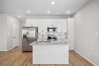 212 W Lewis St in Conroe, TX - Building Photo - Building Photo