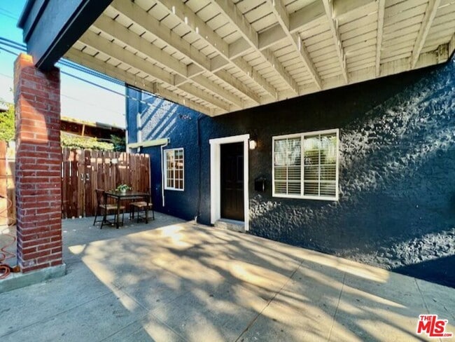 656 N Dillon St in Los Angeles, CA - Building Photo - Building Photo