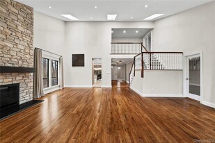 1 Yale Dr in Manhasset, NY - Building Photo