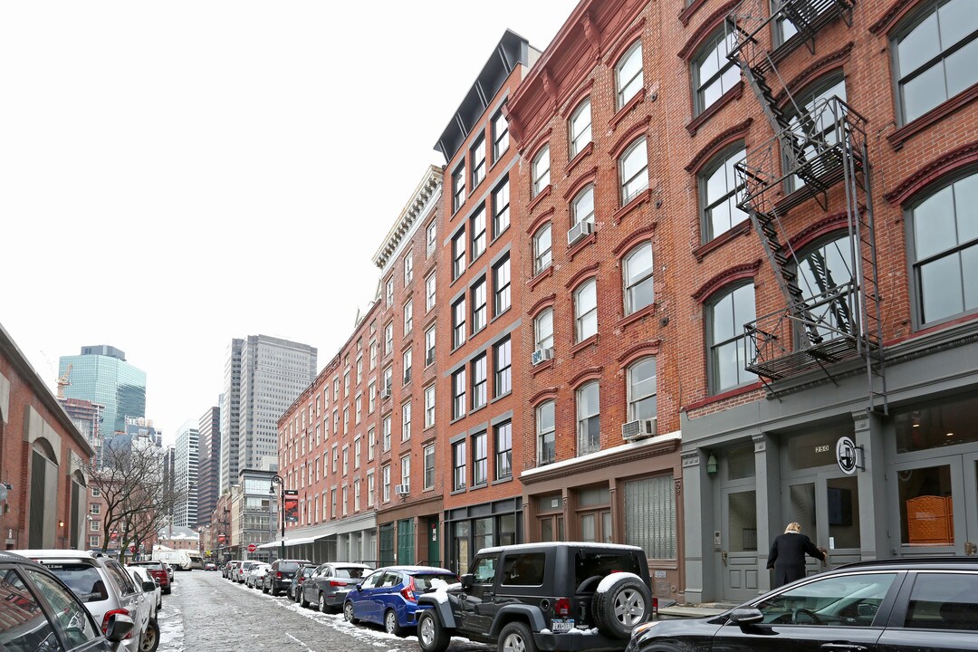 246 Front St in New York, NY - Building Photo