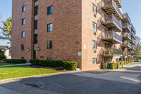 The Brentwood Apartments in Arlington, MA - Foto de edificio - Building Photo