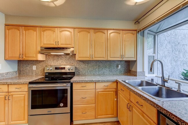 12838 SE 41st Ln in Bellevue, WA - Building Photo - Building Photo