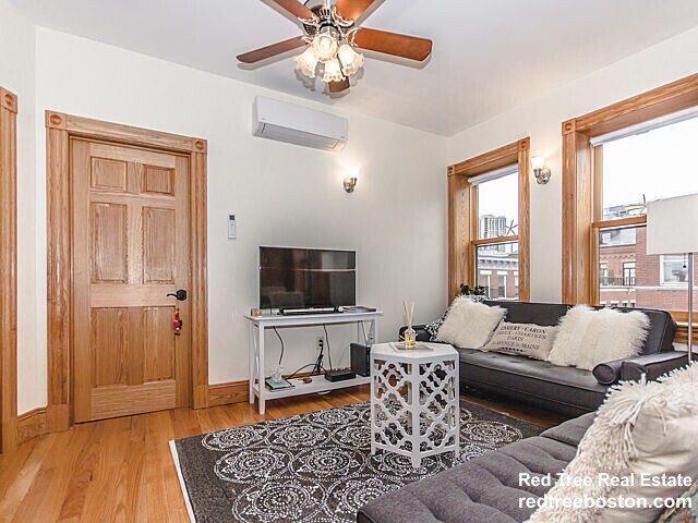 60 Phillips St, Unit 1 in Boston, MA - Foto de edificio - Building Photo