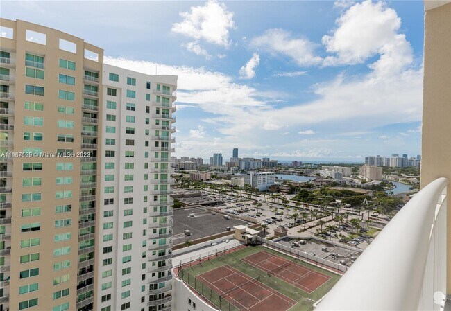 1745 E Hallandale Beach Blvd, Unit 2004W in Hallandale Beach, FL - Foto de edificio - Building Photo