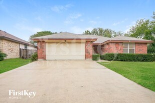 113 Ocotillo in Jourdanton, TX - Building Photo