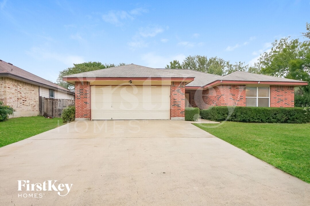 113 Ocotillo in Jourdanton, TX - Building Photo