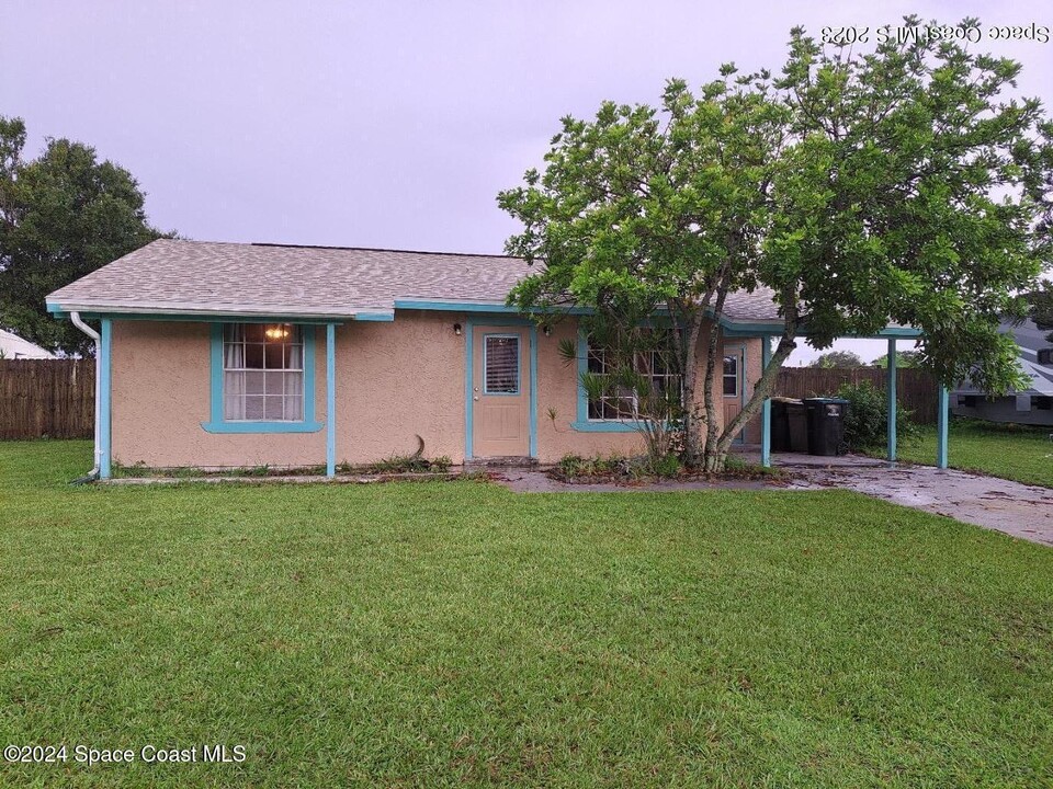 1311 Cindy Cir NE in Palm Bay, FL - Building Photo