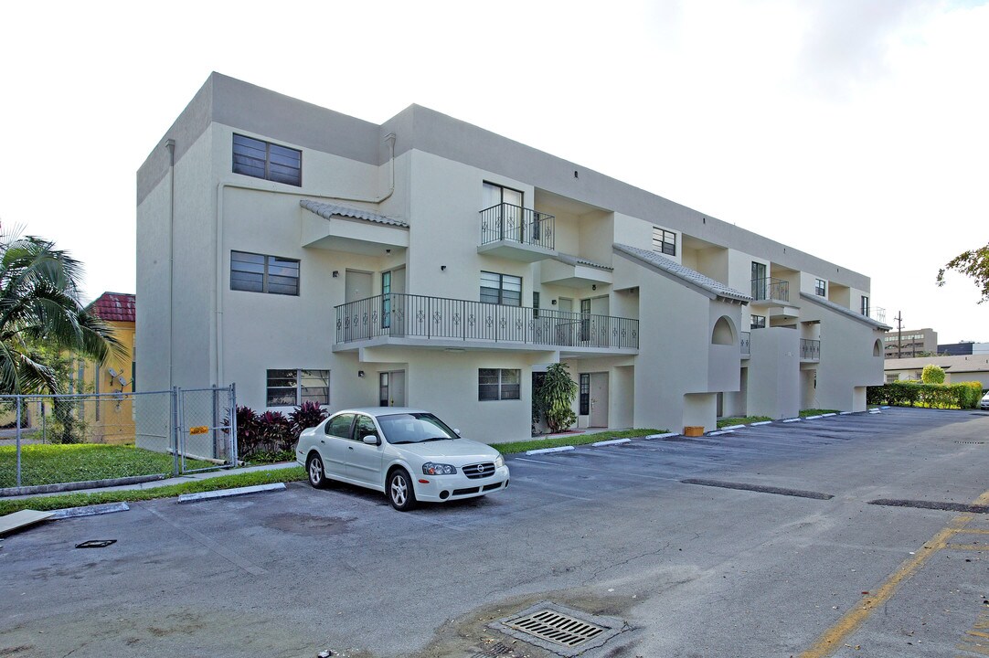 1111 NW 43rd Ave in Miami, FL - Building Photo