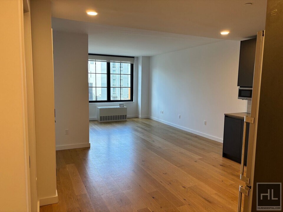 NORTHERN BOULEVARD in Queens, NY - Building Photo