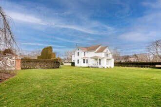 305 Hill St in Southampton, NY - Building Photo - Building Photo