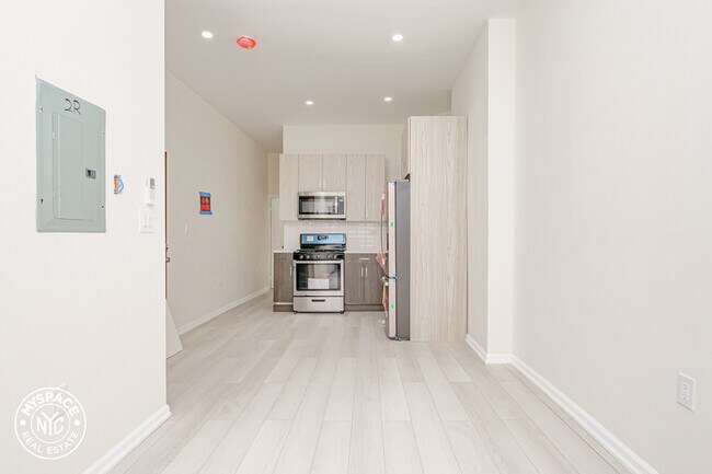 696 Hancock St, Unit 2R in Brooklyn, NY - Building Photo - Building Photo