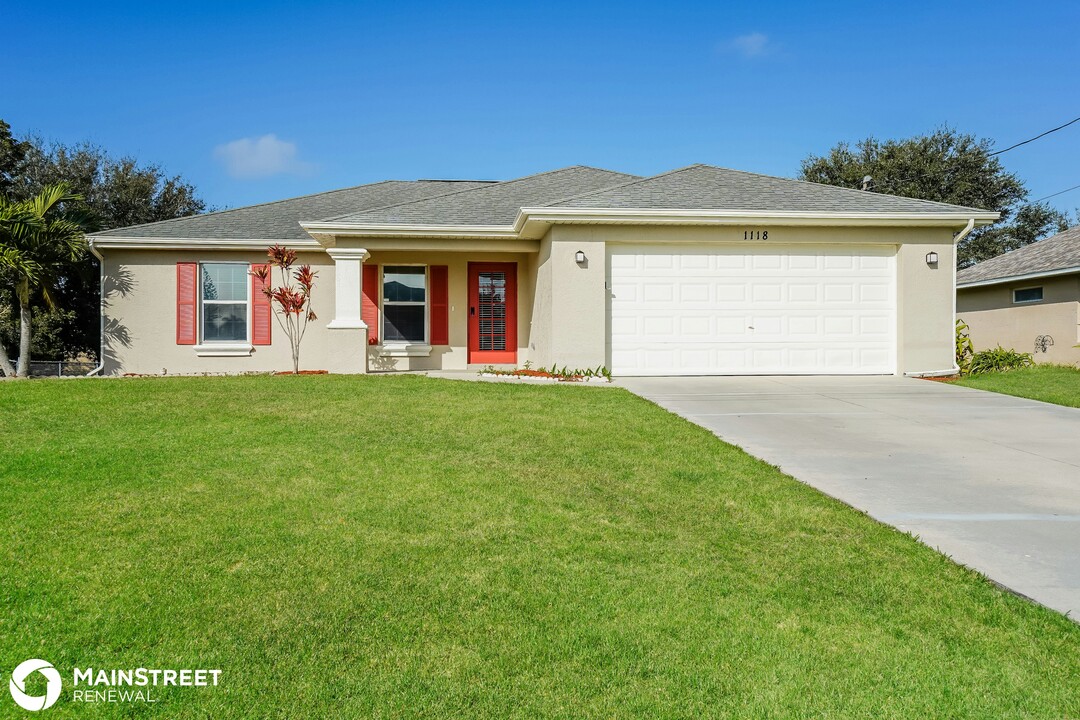 1118 NE 4th Pl in Cape Coral, FL - Building Photo