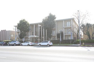 Colonial Ridge Apartments in Canoga Park, CA - Foto de edificio - Building Photo