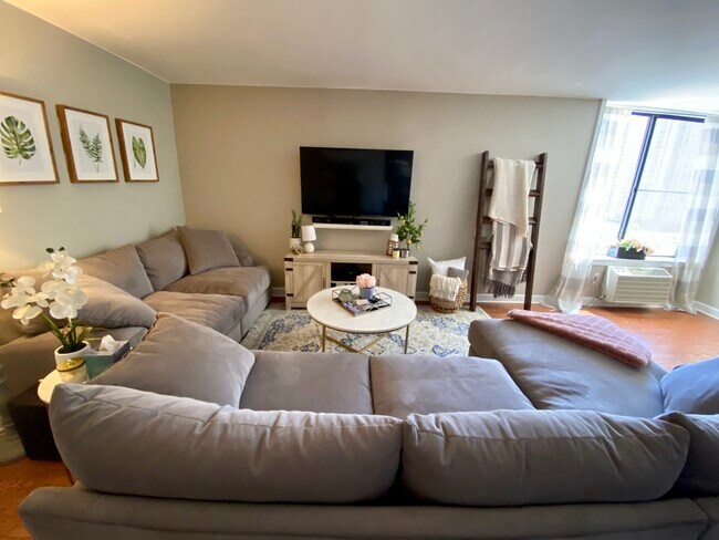 1339 N Dearborn St-Unit -11H in Chicago, IL - Building Photo - Building Photo