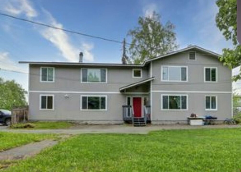 3404 Thompson Ave in Anchorage, AK - Foto de edificio