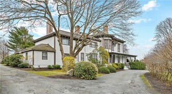 46 Chastellux Ave in Newport, RI - Building Photo