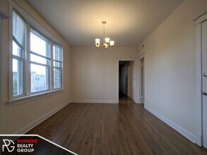 2816 N Troy St, Unit 2F in Chicago, IL - Foto de edificio - Building Photo