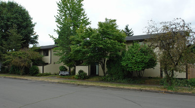 Island Park Apartments in Springfield, OR - Building Photo - Building Photo