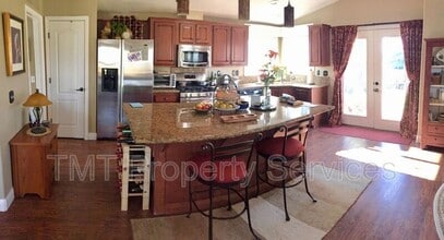 1877 Templeton Rd in Templeton, CA - Building Photo - Building Photo