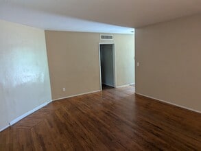 2208 Holden Way in Bakersfield, CA - Building Photo - Building Photo